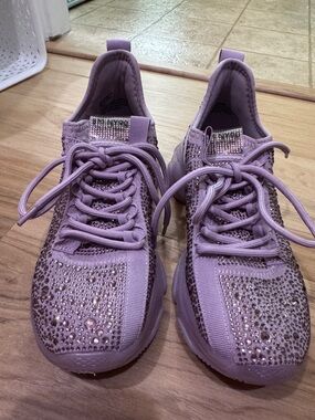 Lavender Crystal Steve Madden women's Maxima-R